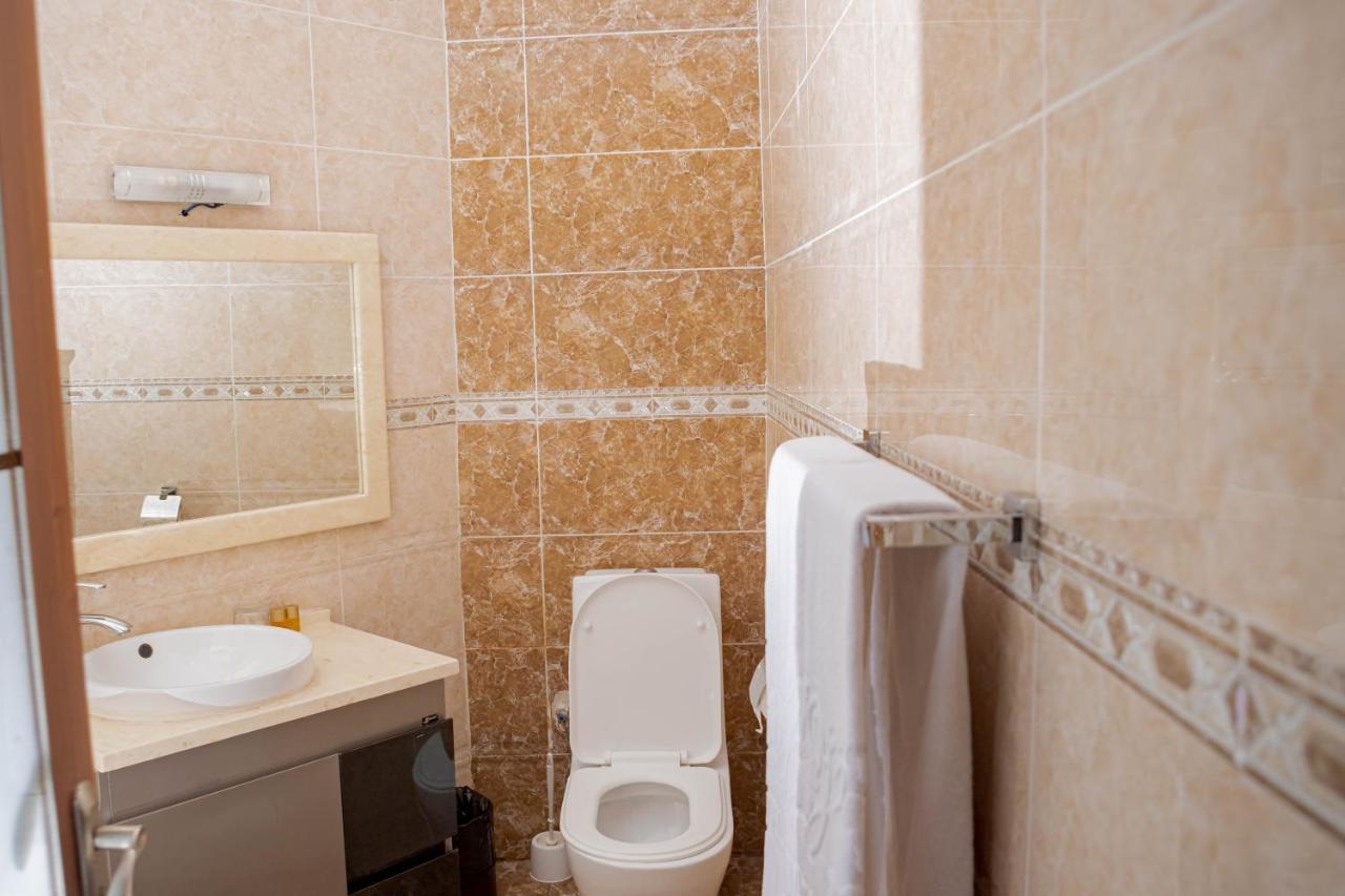 Hotel Hibiscus Louis Лібревіль Екстер'єр фото