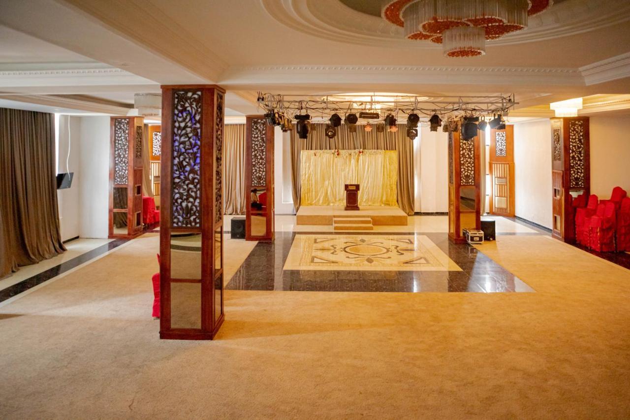 Hotel Hibiscus Louis Лібревіль Екстер'єр фото