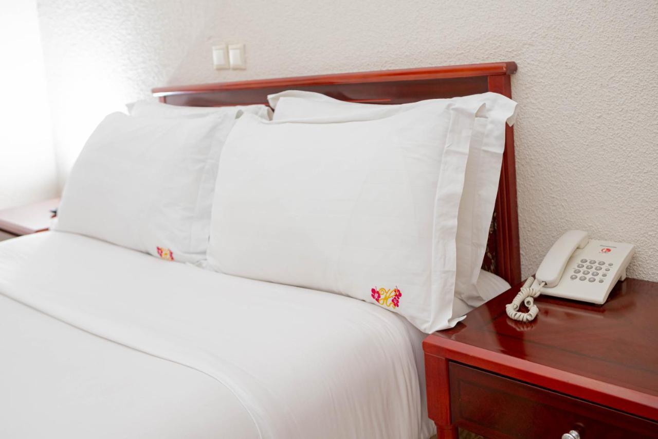 Hotel Hibiscus Louis Лібревіль Екстер'єр фото