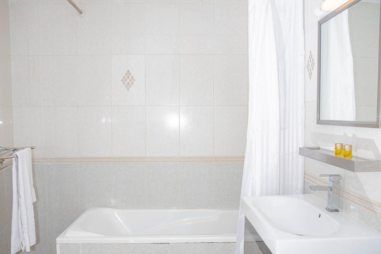 Hotel Hibiscus Louis Лібревіль Екстер'єр фото