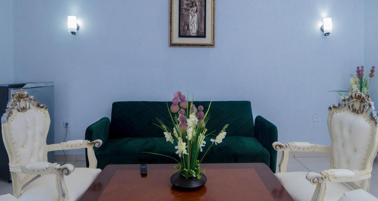 Hotel Hibiscus Louis Лібревіль Екстер'єр фото