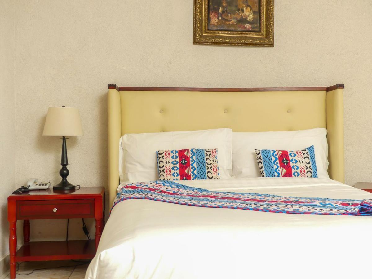 Hotel Hibiscus Louis Лібревіль Екстер'єр фото